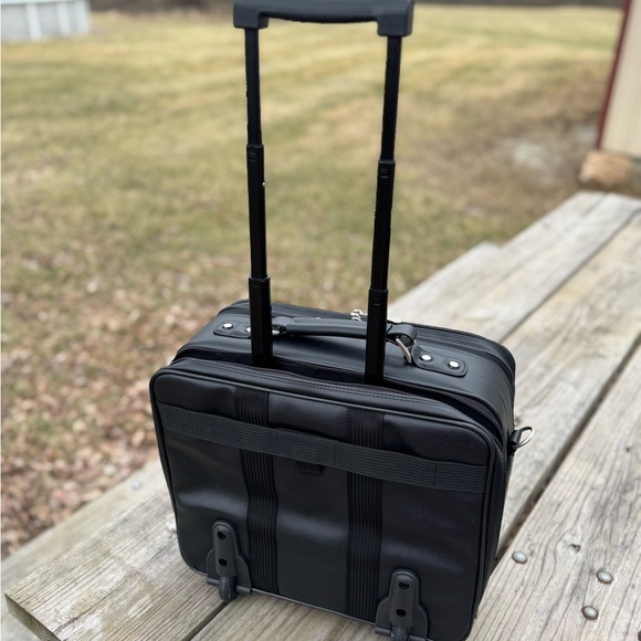 Fellowes Black Leather Wheeled Carry-on Travel Bag
22" handle #Pilots #Business - Picture 9 of 15